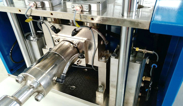 液體硅膠注射機怎么正確的使用？